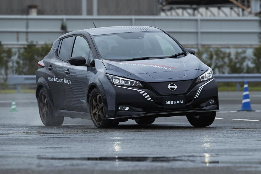  Nissan Leaf All-Wheel-Control Test Сar 2019 года  (фото 15 из 19)